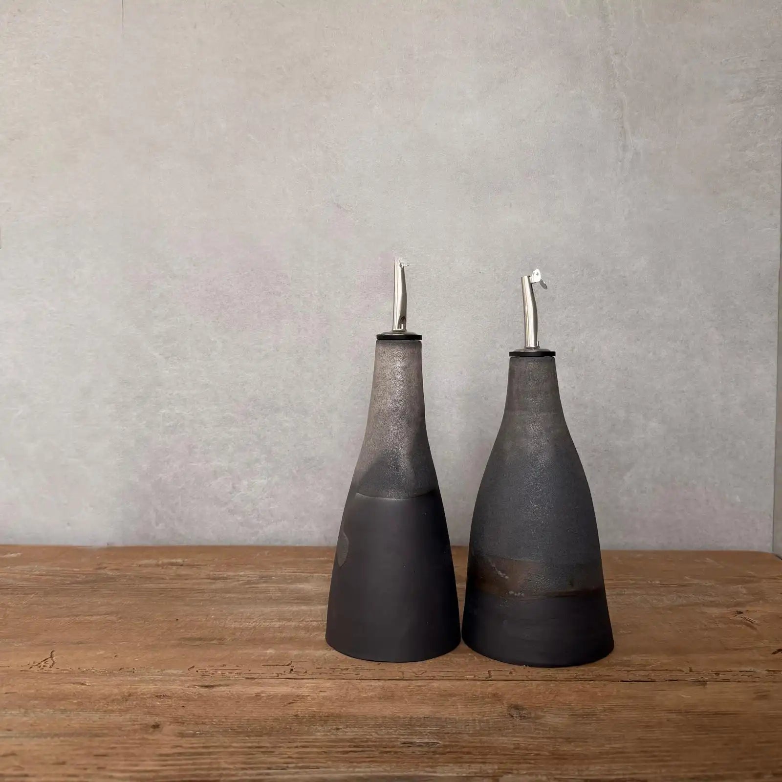Zwei Ölspender AREIA Negra - FRANZARTKERAMIK