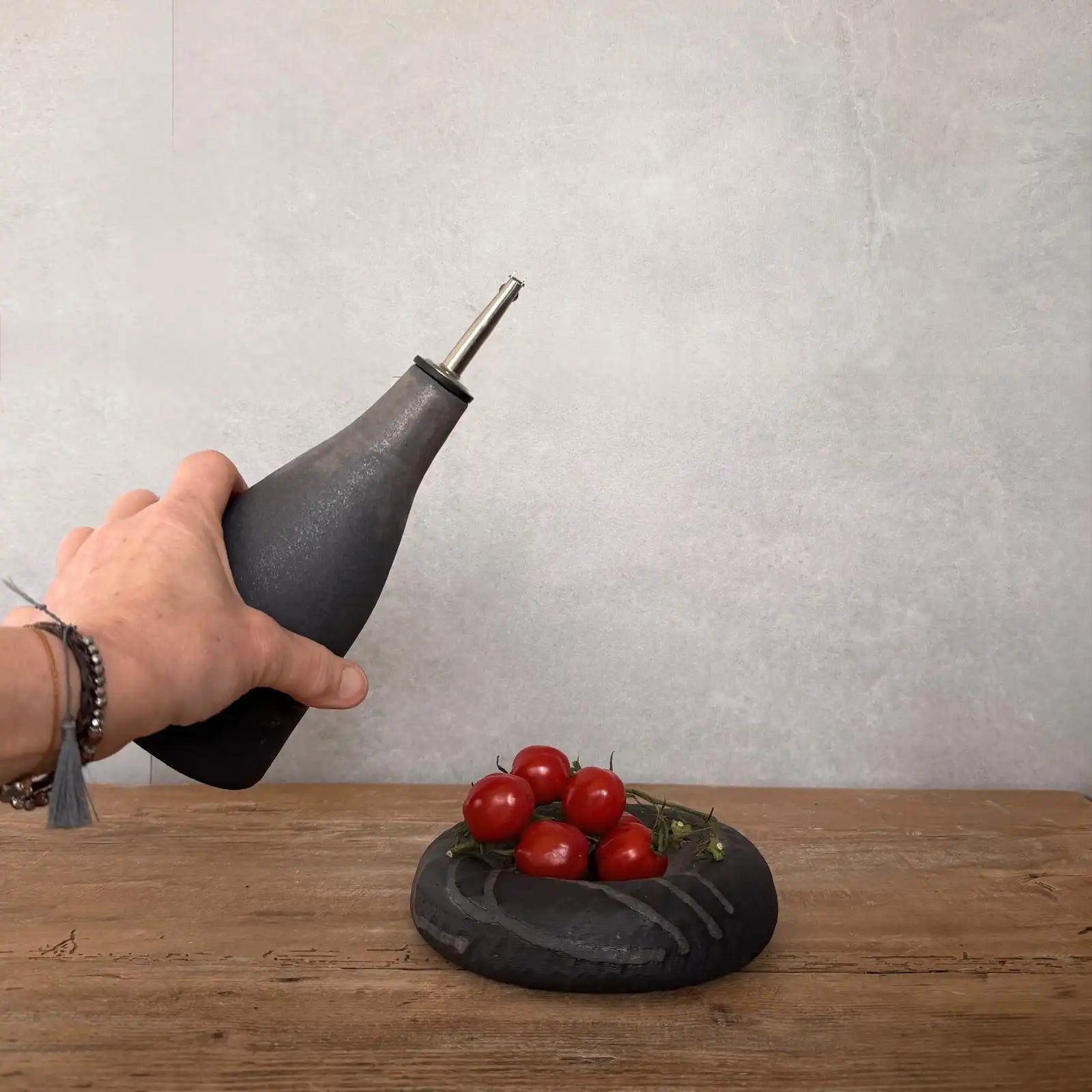 Ölausgießer und Schale AREIA Negra- FRANZARTKERAMIK 