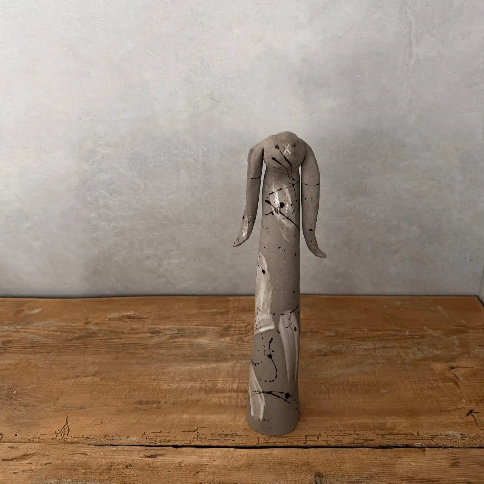 Zeitlose Keramik Osterdeko Hase handgemacht mit abstraktem Muster