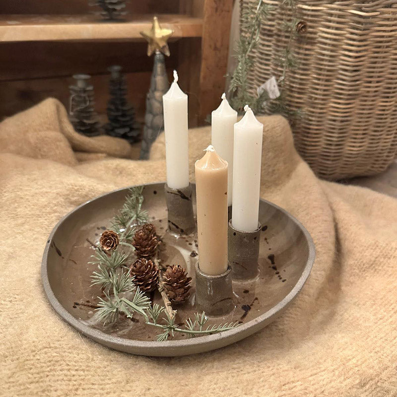 Handgemachte Adventsschale Keramik aus graubraunem Steinzeug mit weiß-schwarzem Spritzdekor und vier Stabkerzenhaltern