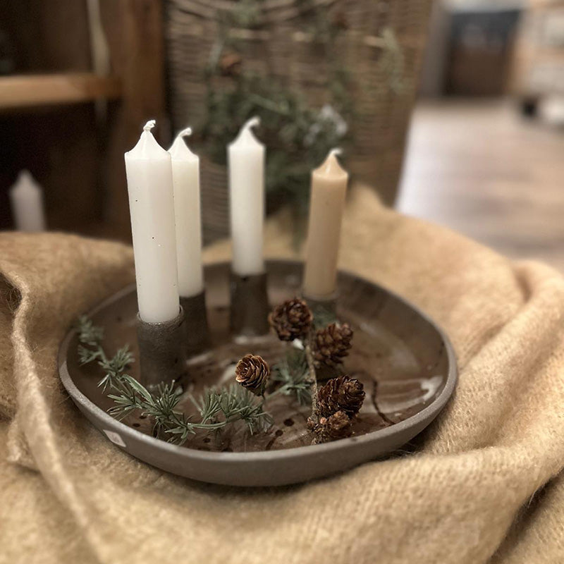 Keramik Adventsschale Unikat mit gesprenkelter Glasur und unglasiertem Fuß, im Einsatz als natürliche Adventsdeko