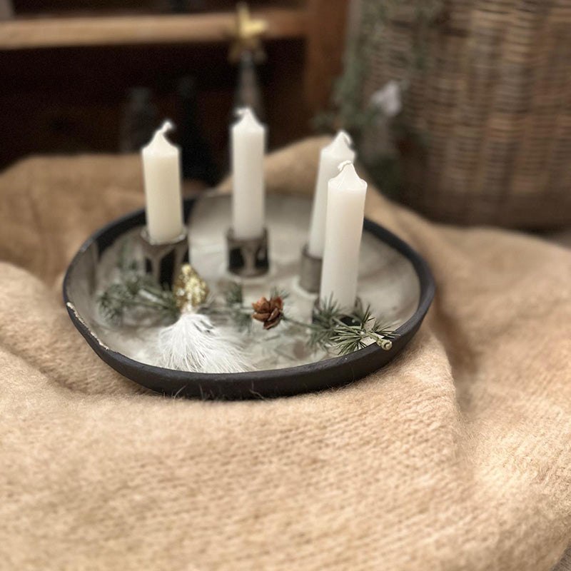 FRANZART Adventskranz Schale aus schwarzem Ton, innen glänzend weiß glasiert, als Mittelpunkt einer festlichen Tafel