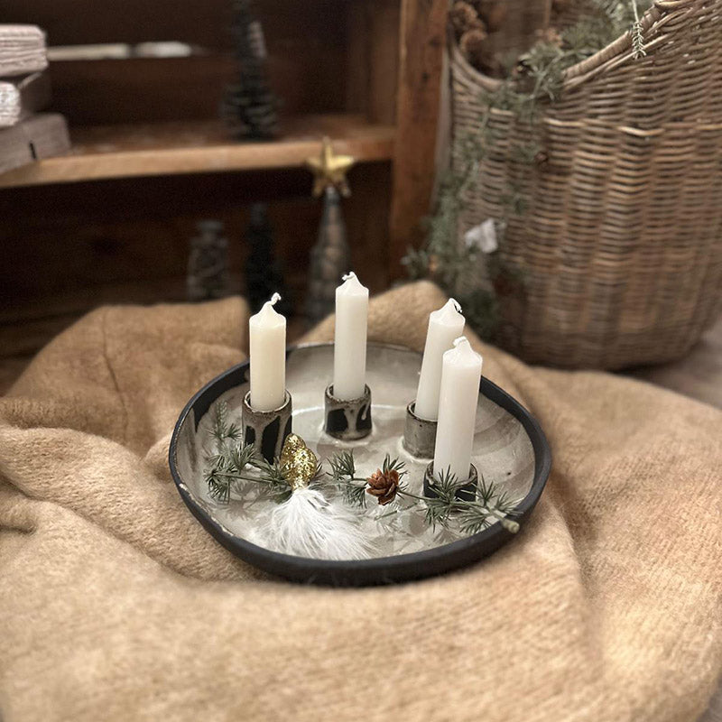Adventsschale aus Steinzeug mit vier eingesetzten Stabkerzen, moderner Schwarz-Weiß-Look für die Weihnachtsdeko