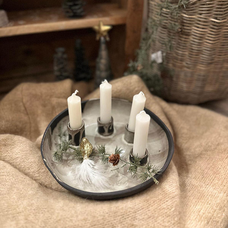 Handgemachte Adventskranz Schale aus schwarzem Steinzeug, innen weiß glasiert, mit vier Haltern für Stabkerzen