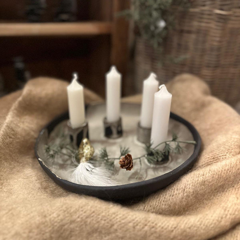 Handgemachte Adventskranz Schale aus schwarzem Steinzeug, innen weiß glasiert, mit vier Haltern für StabkerzenJ