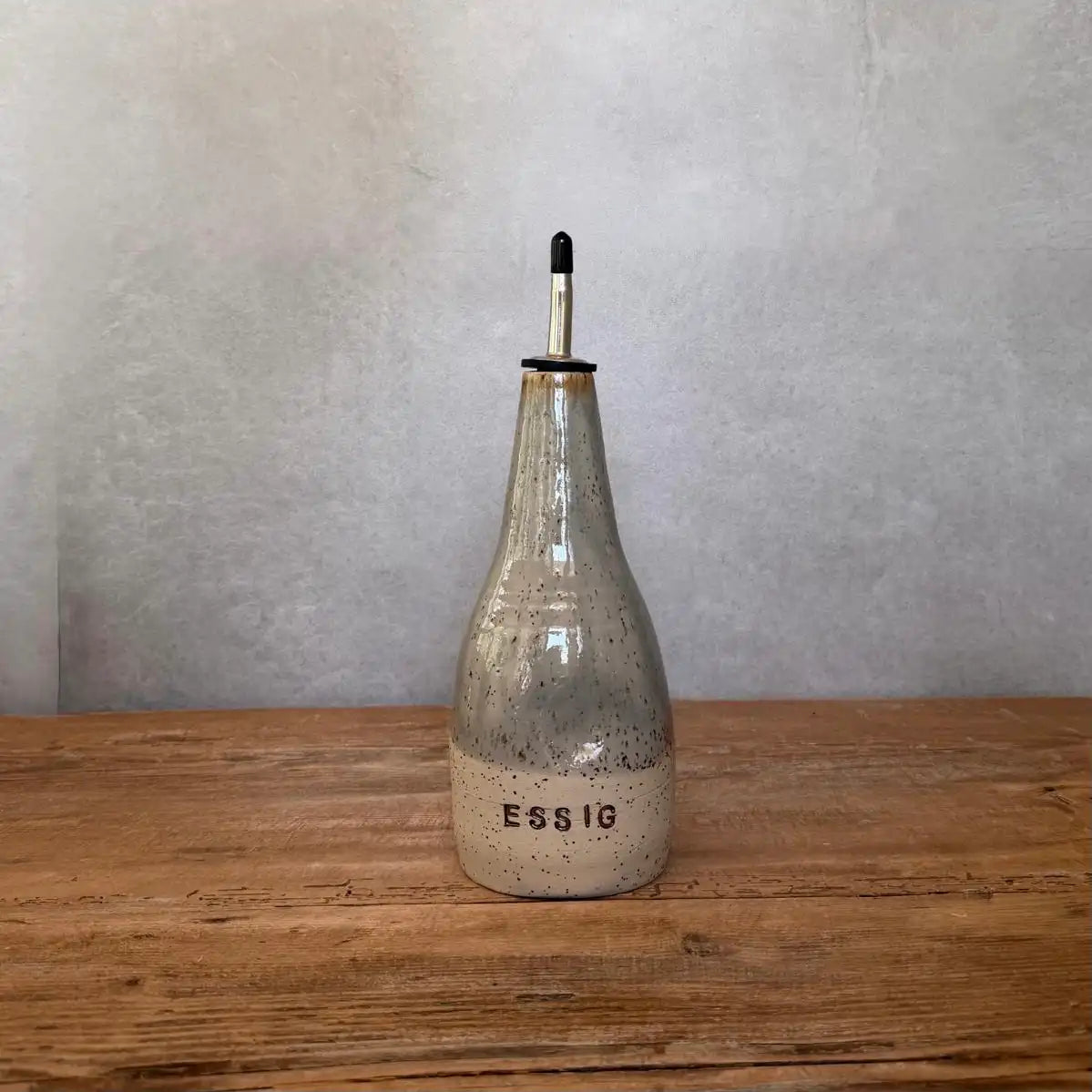 BOHEMIAN Grey Keramik Essigspender auf einem Holztisch, handgefertigt aus Steinzeug.