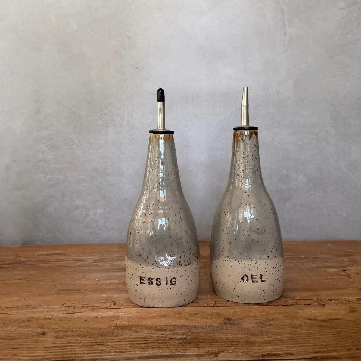 BOHEMIAN Grey Keramik Öl- & Essigspender auf einem Holztisch, elegantes Design für Essig und Öl.