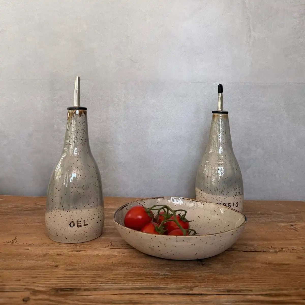 BOHEMIAN Grey Keramik Öl- & Essigspender und Schüssel mit Tomaten auf Holztisch
