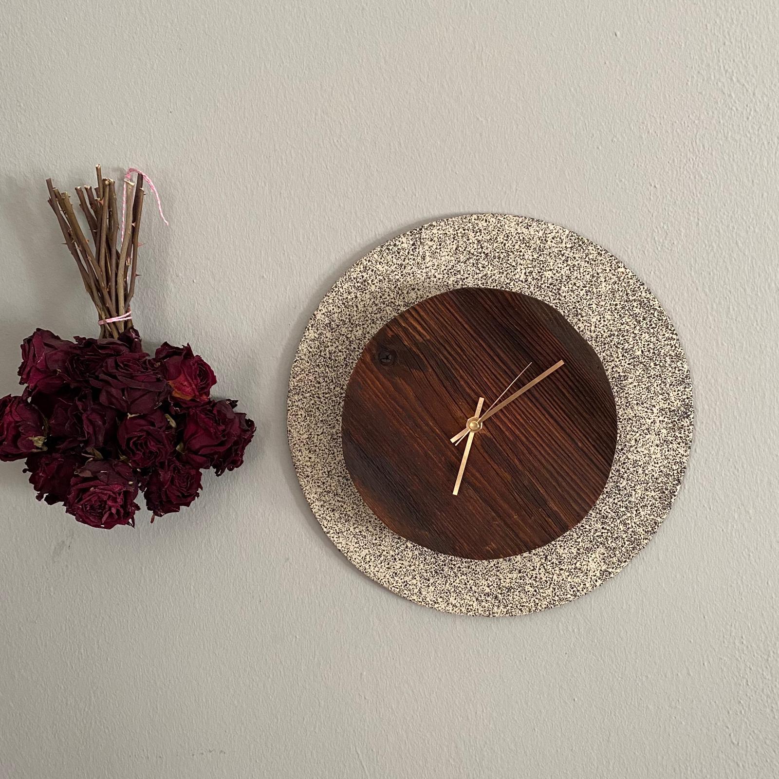 Wanduhr, Keramik mit Antikholz kombiniert. Ø: 31 cm, Tiefe 5 cm,  Holz: Antikholz Ø 20 cm, 