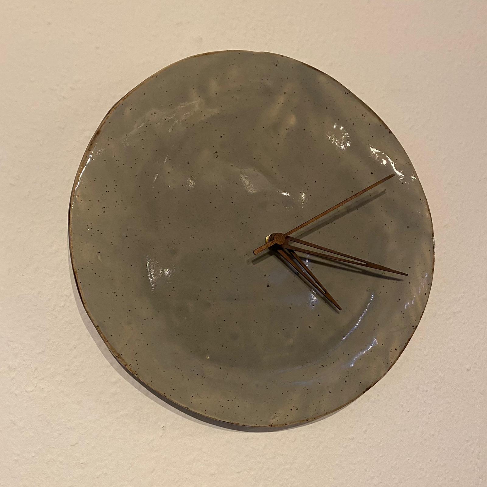 Keramikwanduhr, Ø ca. 27 cm, Farbe grau mit braunem Rand, Holzzeiger mit Sekundenzeiger