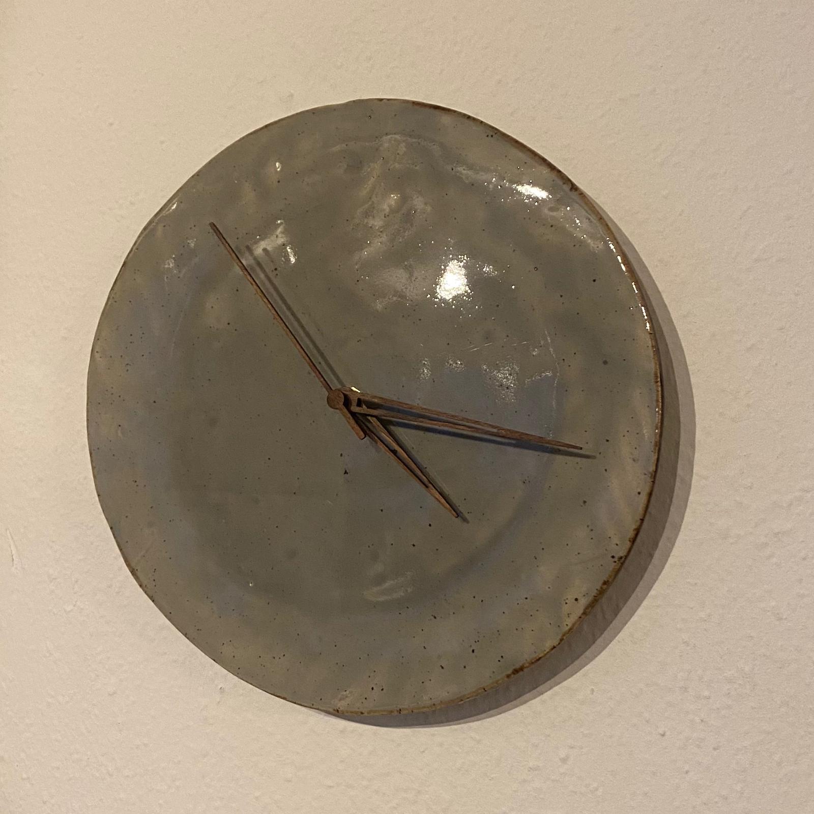 Keramikwanduhr, Ø ca. 27 cm, Farbe grau mit braunem Rand, Holzzeiger mit Sekundenzeiger