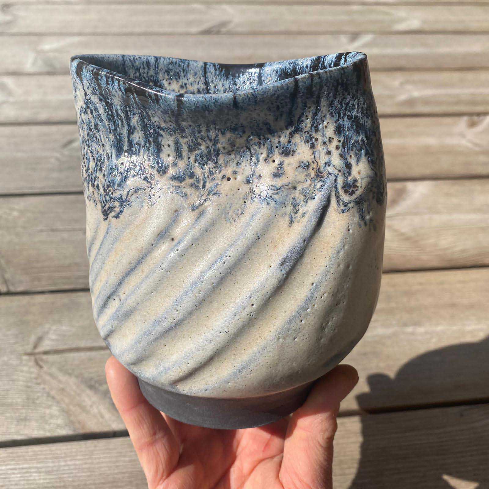 Keramikvase, Farbenspiel aus blau, schwarz und weiß. 650 ml Fassungsvermögen.