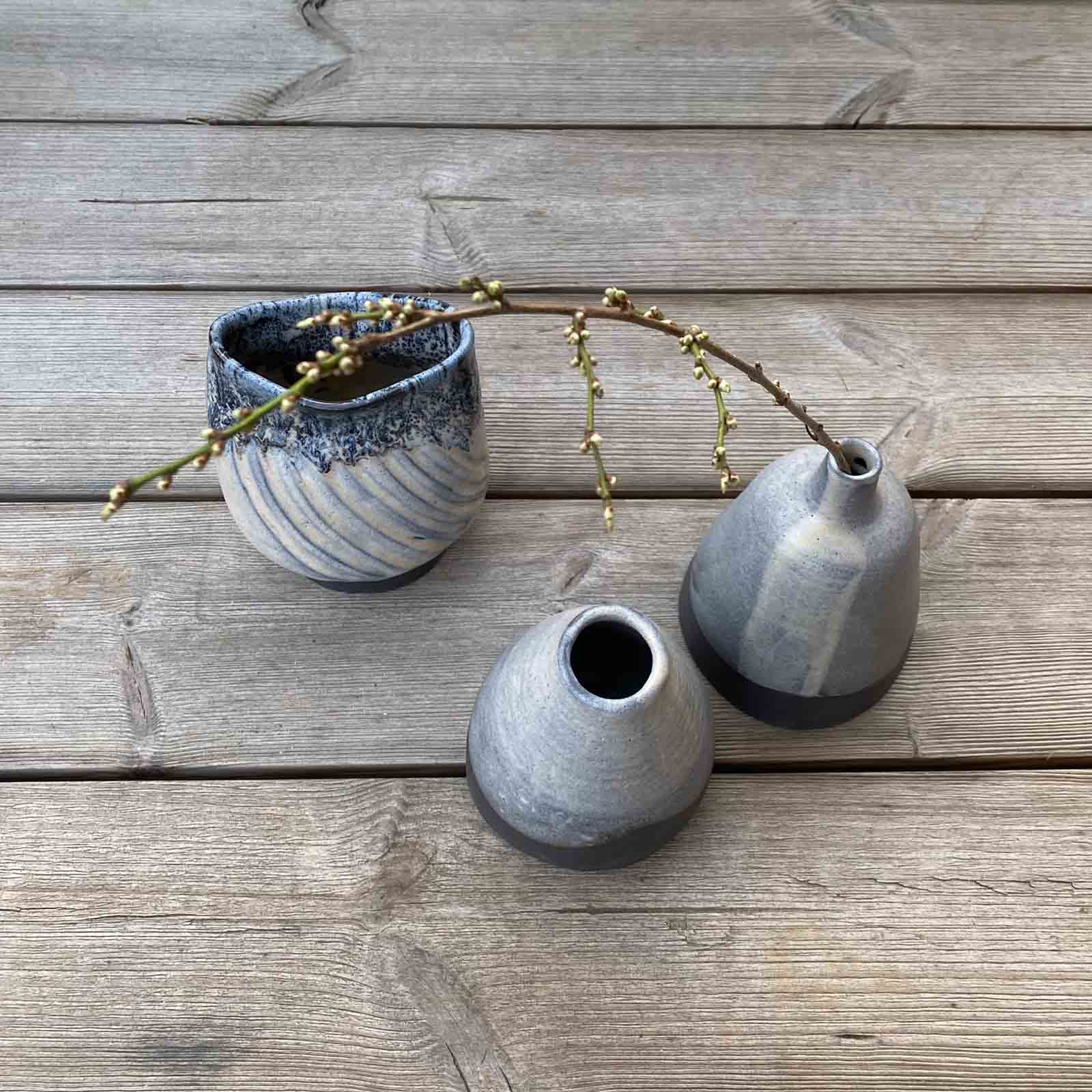 Keramikvase, Farbenspiel aus blau, schwarz und weiß. 650 ml Fassungsvermögen.