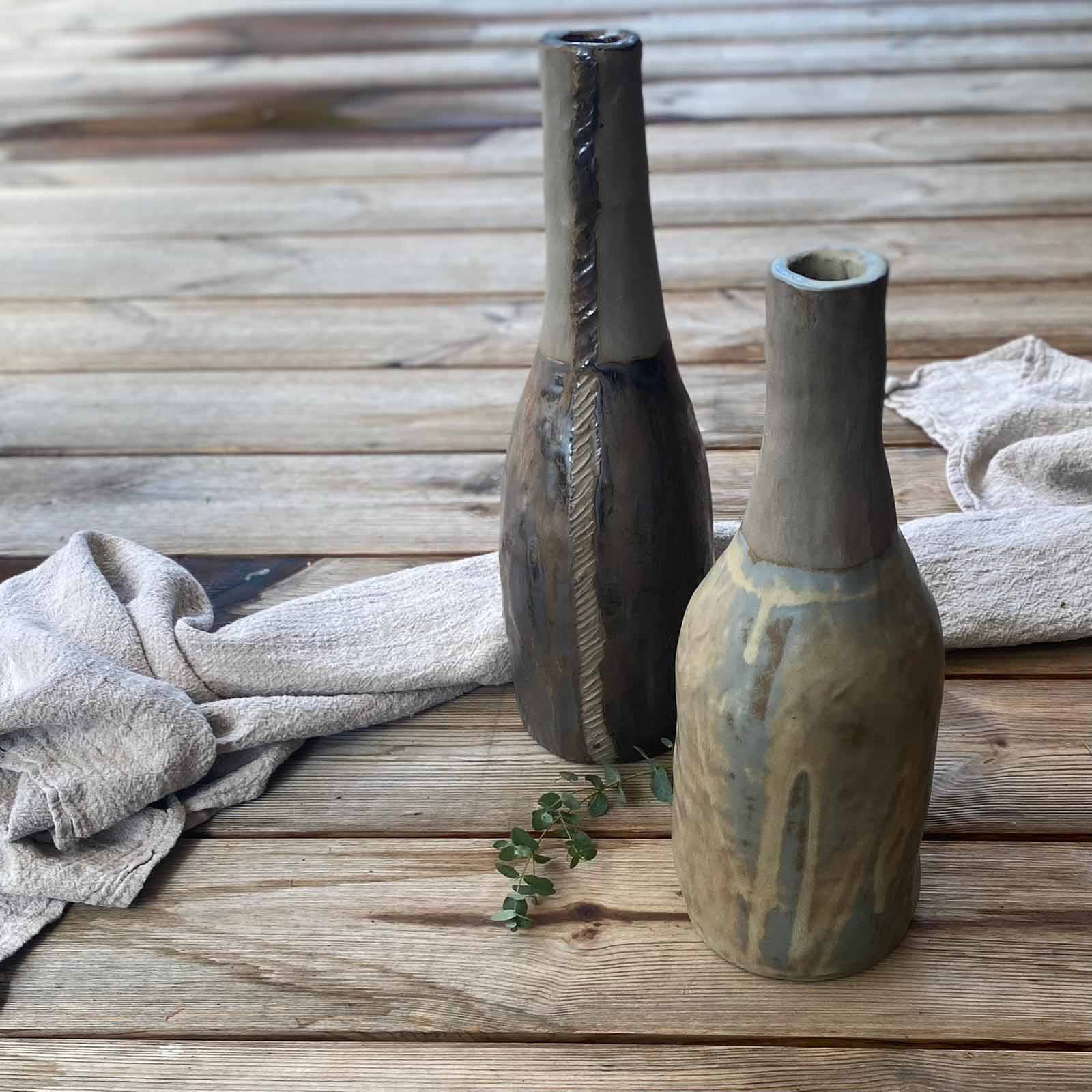 Keramikvase mit grau-blau,beiger Glasur, matt, Flaschenform.
