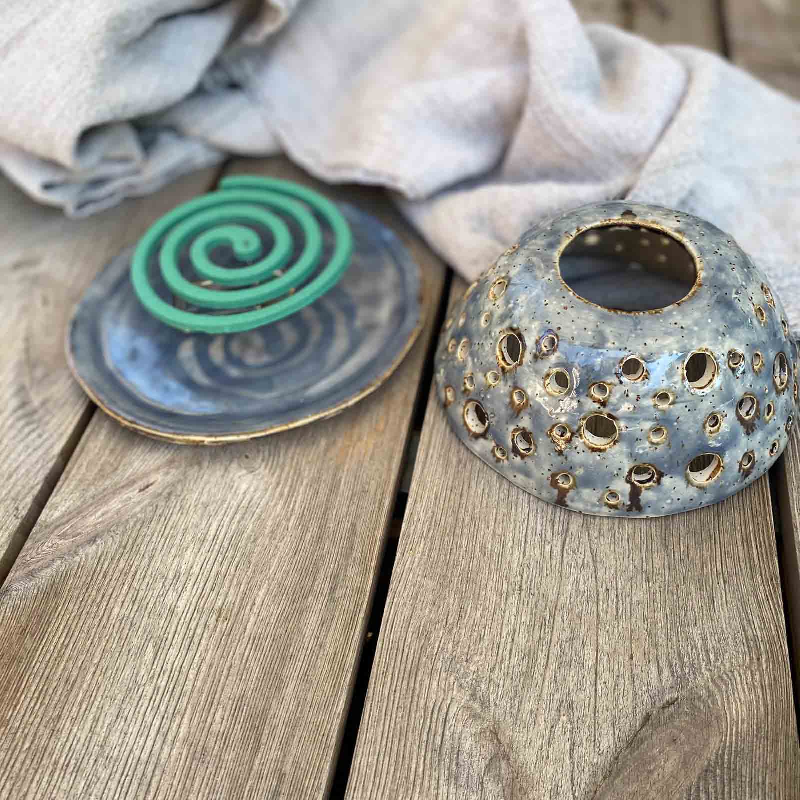 Windlicht, oder Gelsenspirale in Blau. Mit Teller und Deckel mit unterschiedlich großen Löchern.
