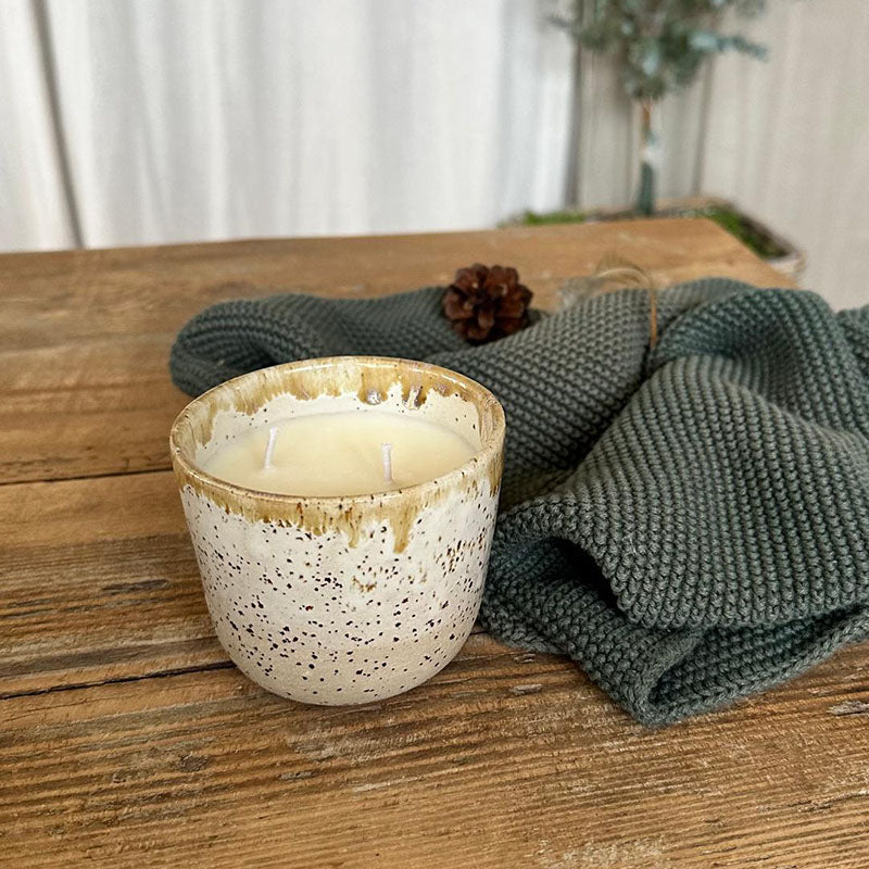 Duftkerze mit zwei Baumwolldochten im Keramikbecher