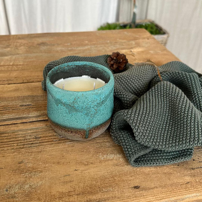 Duftkerze in türkisem Keramikbecher, von der Seite