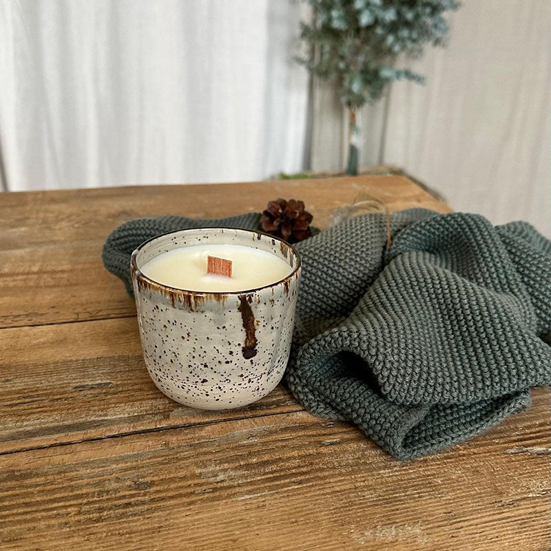 Keramikbecher mit Duftkerze und Holzdocht, graue Glasur mit braunem Rand