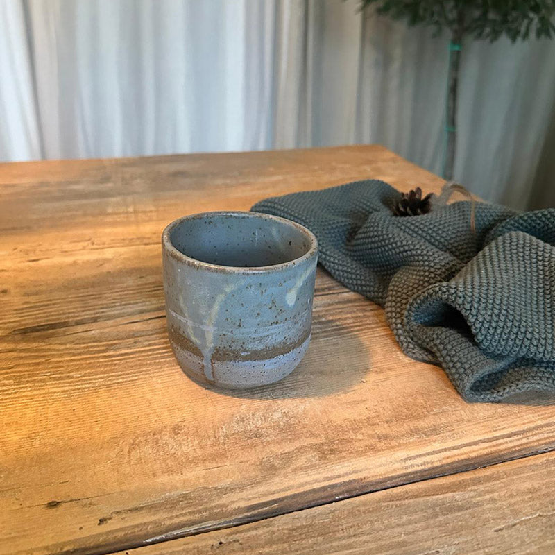 graublauer Keramikbecher für Duftkerze auf Holztisch