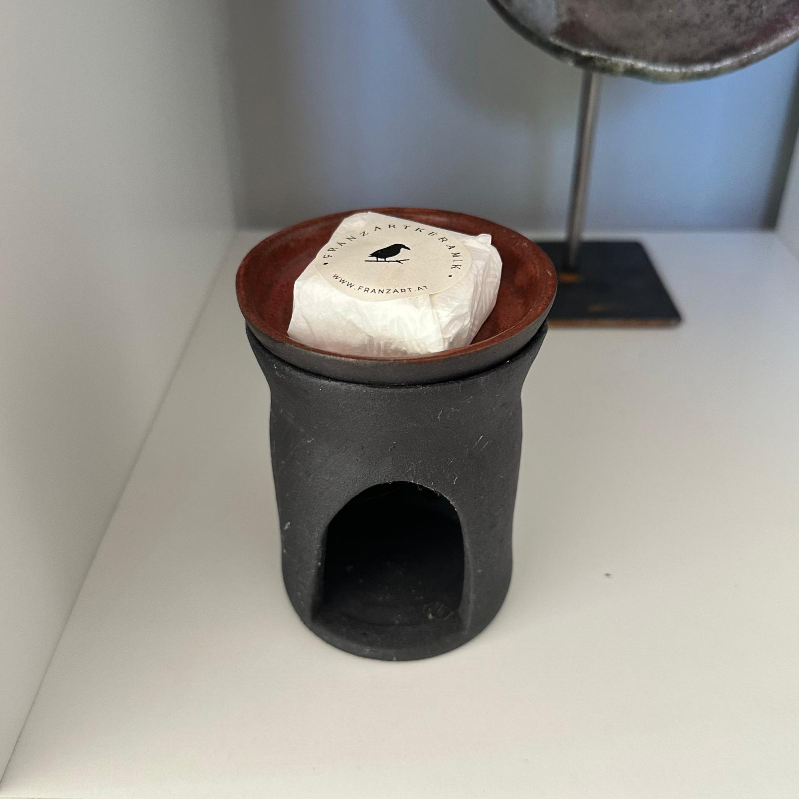 Duftlampe Schwarz - Windlicht mit separater Duftschale in rot, von oben mit 4 eingepackten Duftmelts