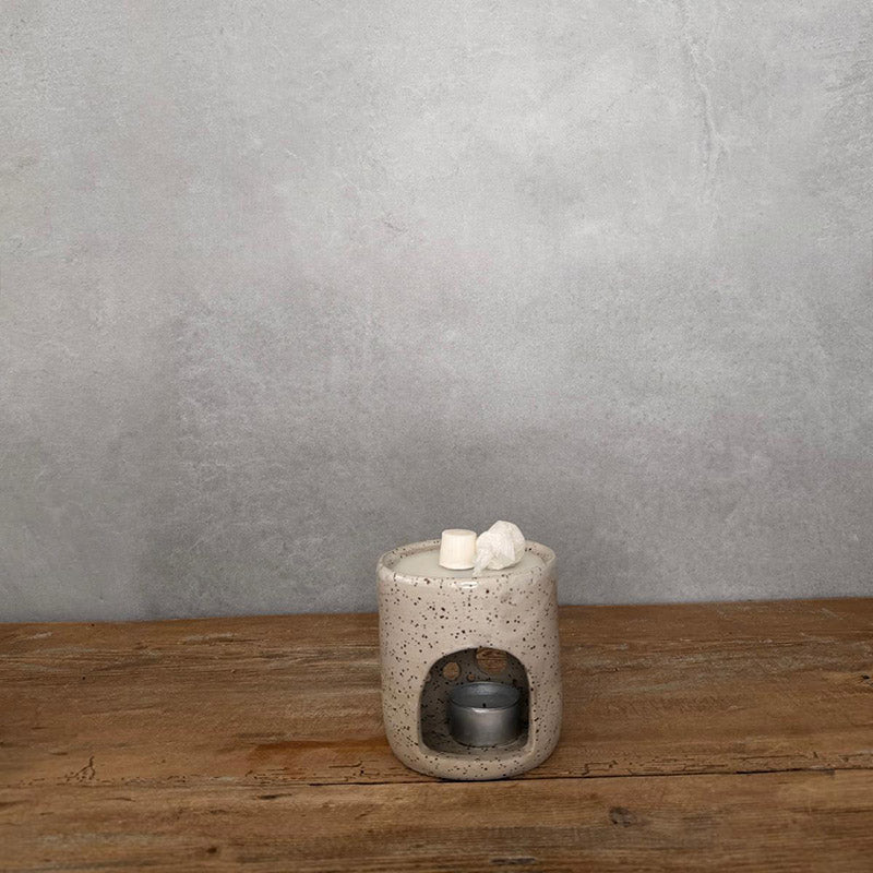 Handgemachte Keramik Duftlampe in Weiß  mit einer  Öffnungen an der Seite, auf der anderen Seite mehrere runde Löcher Teelichtbetrieb