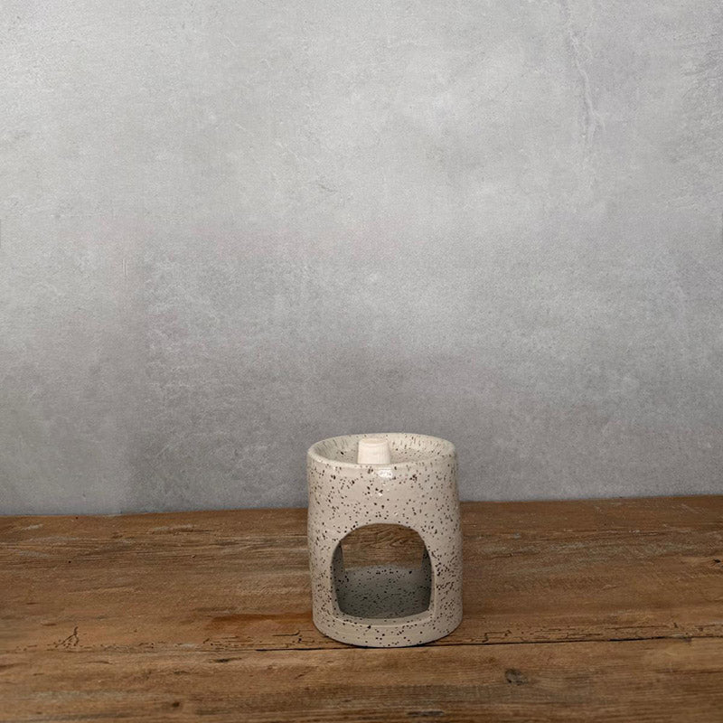Duftlampe Keramik handgemacht, BOHEMIAN White aus weißem Steinzeug mit feinen Spots auf Holzuntergrund.