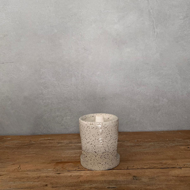 Handgemachte Keramik Duftlampe in Weiß  und zwei identischen Öffnungen an den Seiten, von der Seite