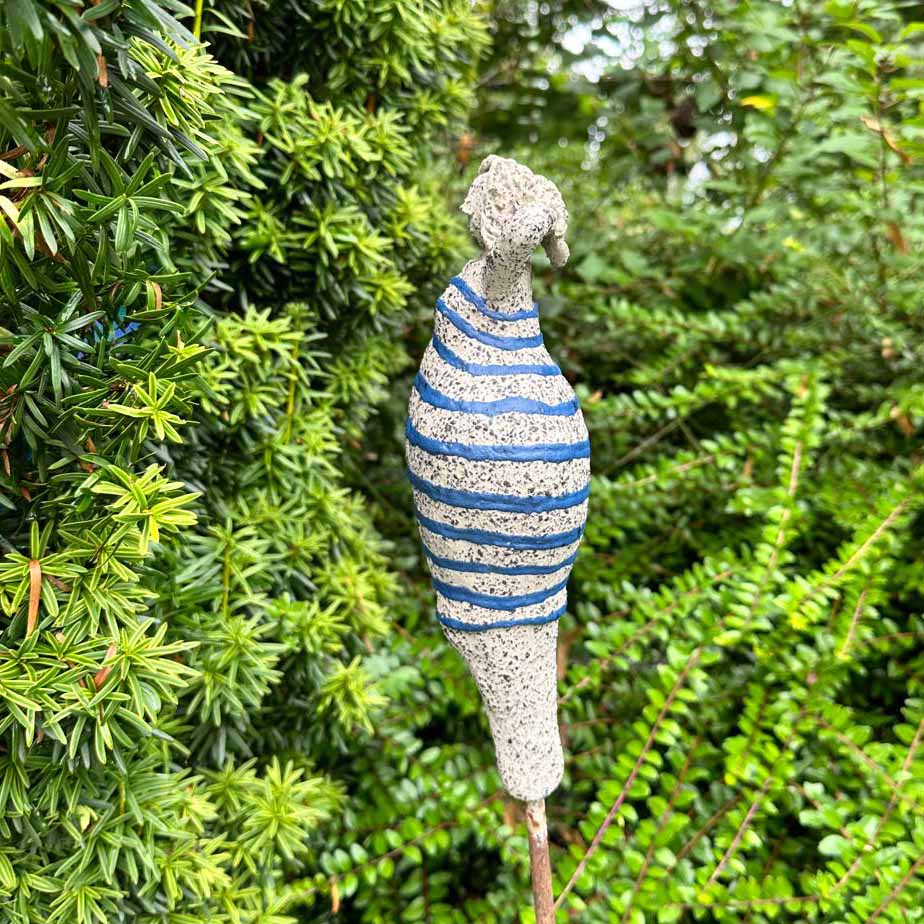 Badedame, blau gestreiftes Kleid, Gartenkeramik handgetöpfert