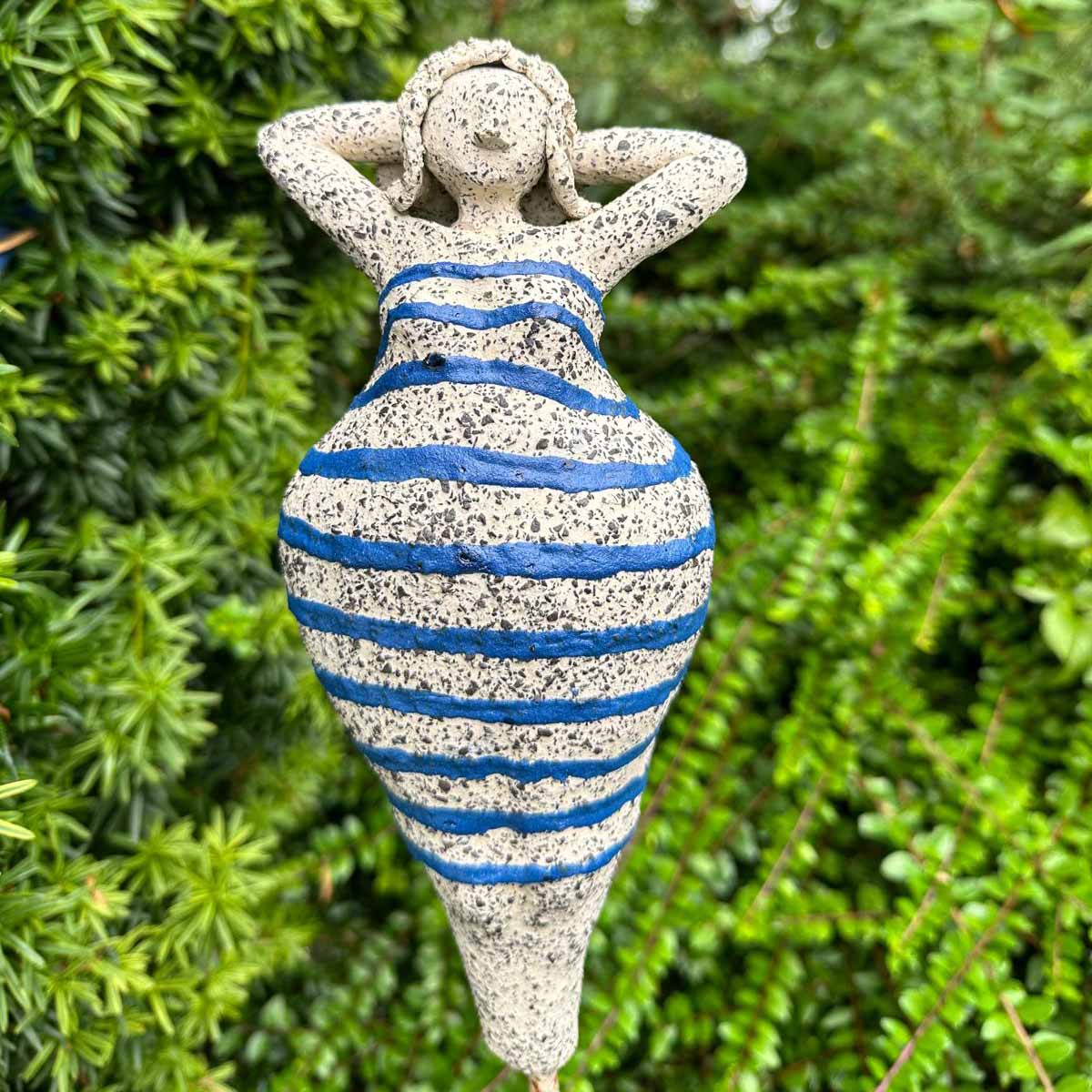 Badedame, blau gestreiftes Kleid, Gartenkeramik handgetöpfert