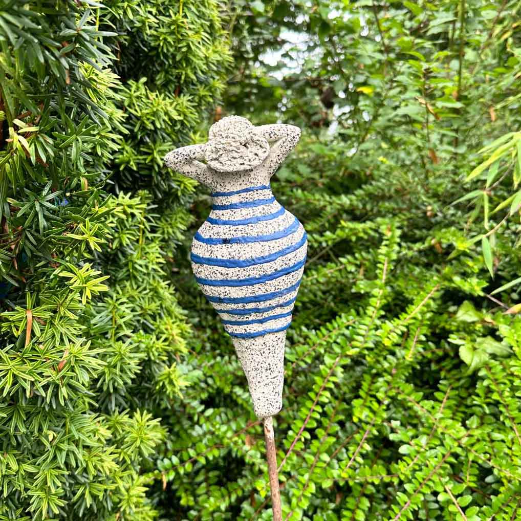 Badedame, blau gestreiftes Kleid, Gartenkeramik handgetöpfert