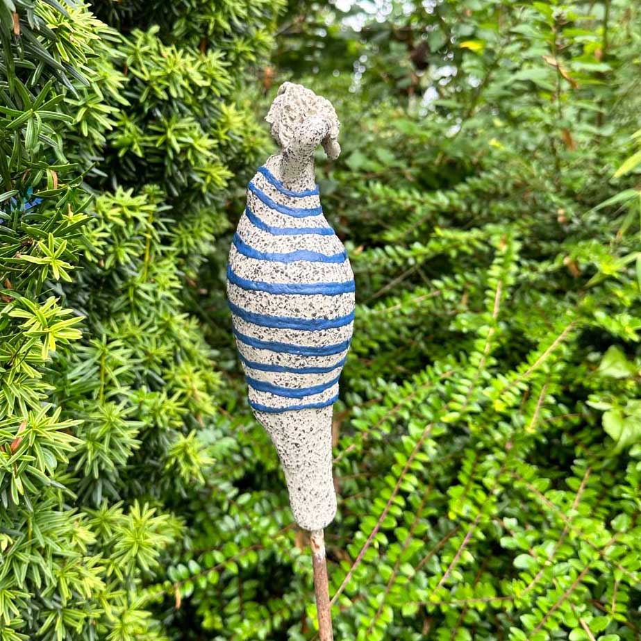 Badedame, blau gestreiftes Kleid, Gartenkeramik handgetöpfert