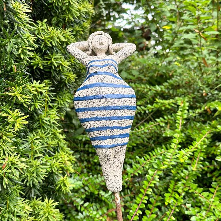 Badedame, blau gestreiftes Kleid, Gartenkeramik handgetöpfert