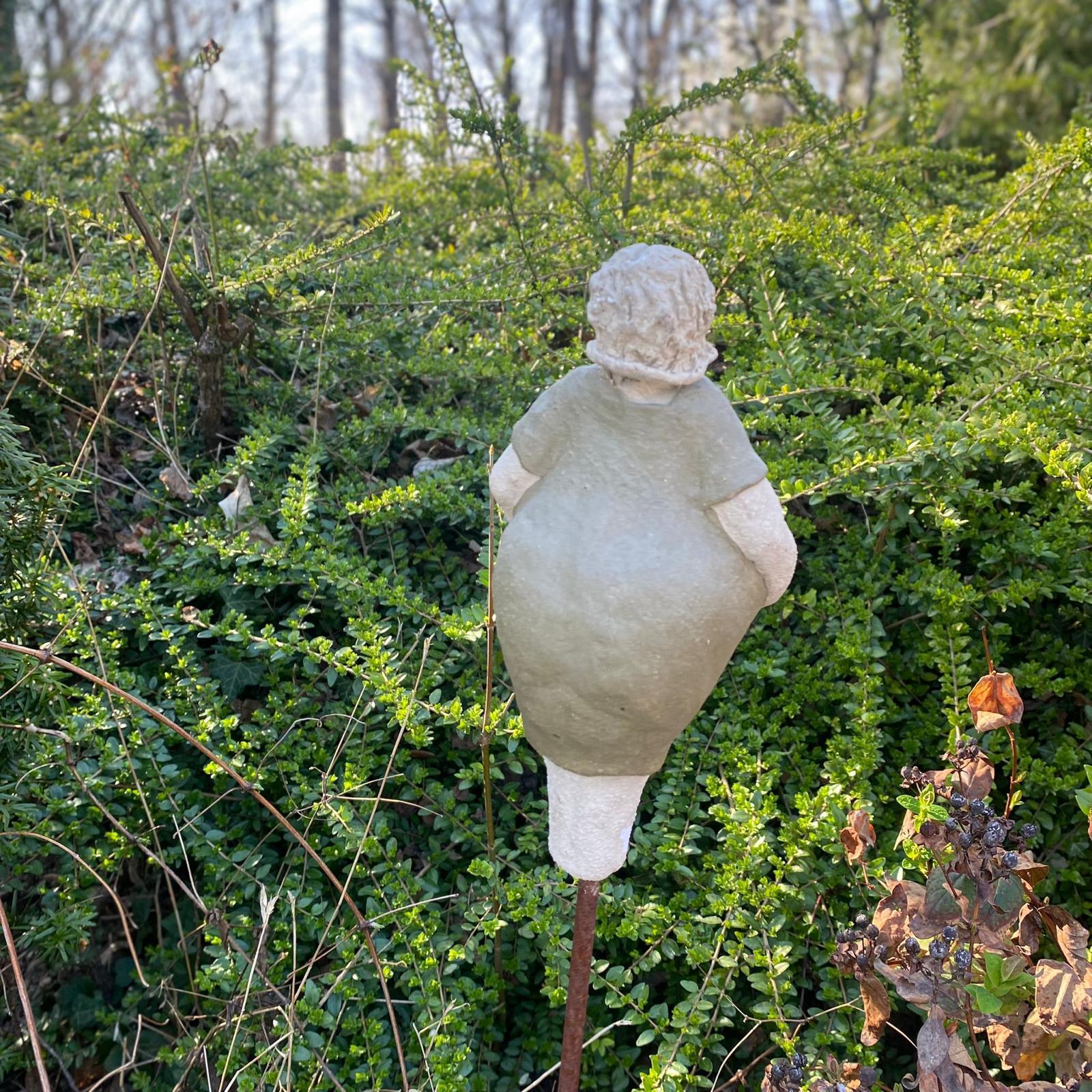 Badedame mit einem grünen Kleid mit weißen Knöpfen