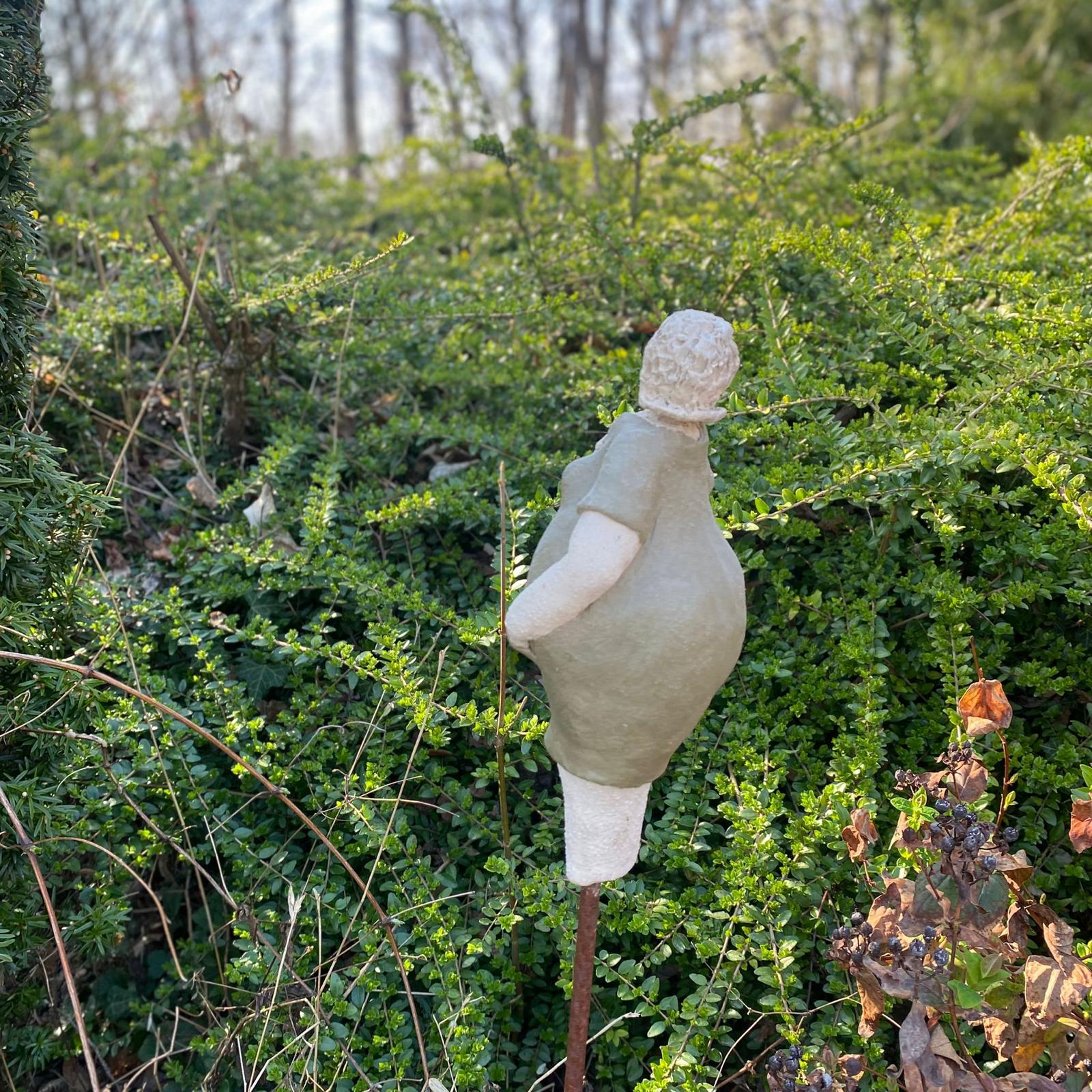 Badedame mit einem grünen Kleid mit weißen Knöpfen