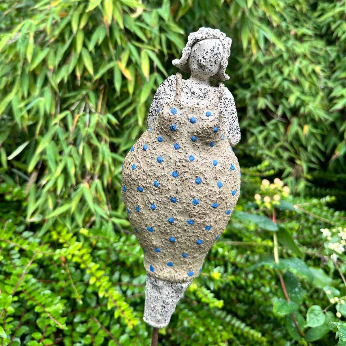 Keramikfigur „Badedamen im grünen Kleid mit blauen Tupfen“ Vorderansicht 