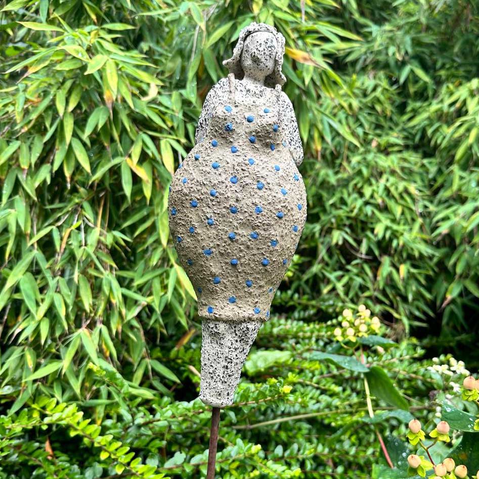 Keramikfigur „Badedamen im grünen Kleid mit blauen Tupfen“ Vorderansicht 