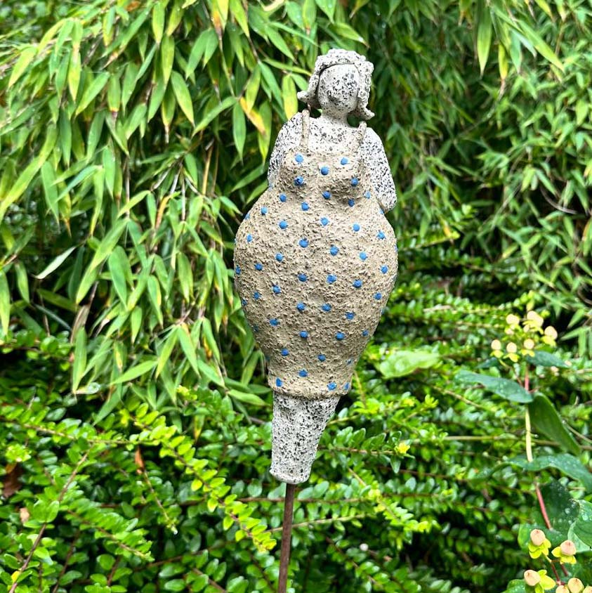 Keramikfigur „Badedamen im grünen Kleid mit blauen Tupfen“ von vorne 