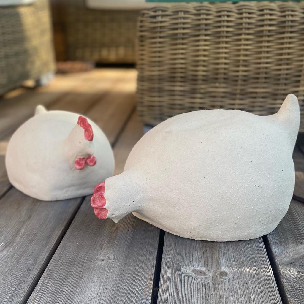 Huhn, pickend, Kopf nach unten, Keramiktier