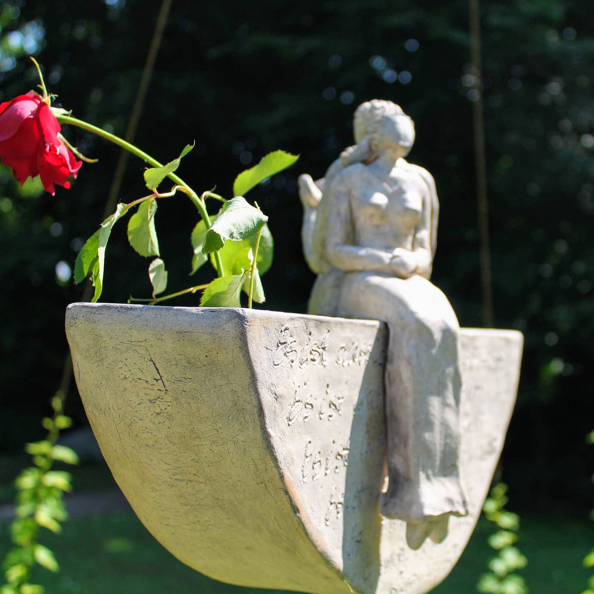 Vase oder Kerzenschiff für Garten, Terrasse oder Balkon. Mit Spruch auf der Vorderseite. Oben sitzen, Rücken an Rücken, eine Frau und ein Mann.