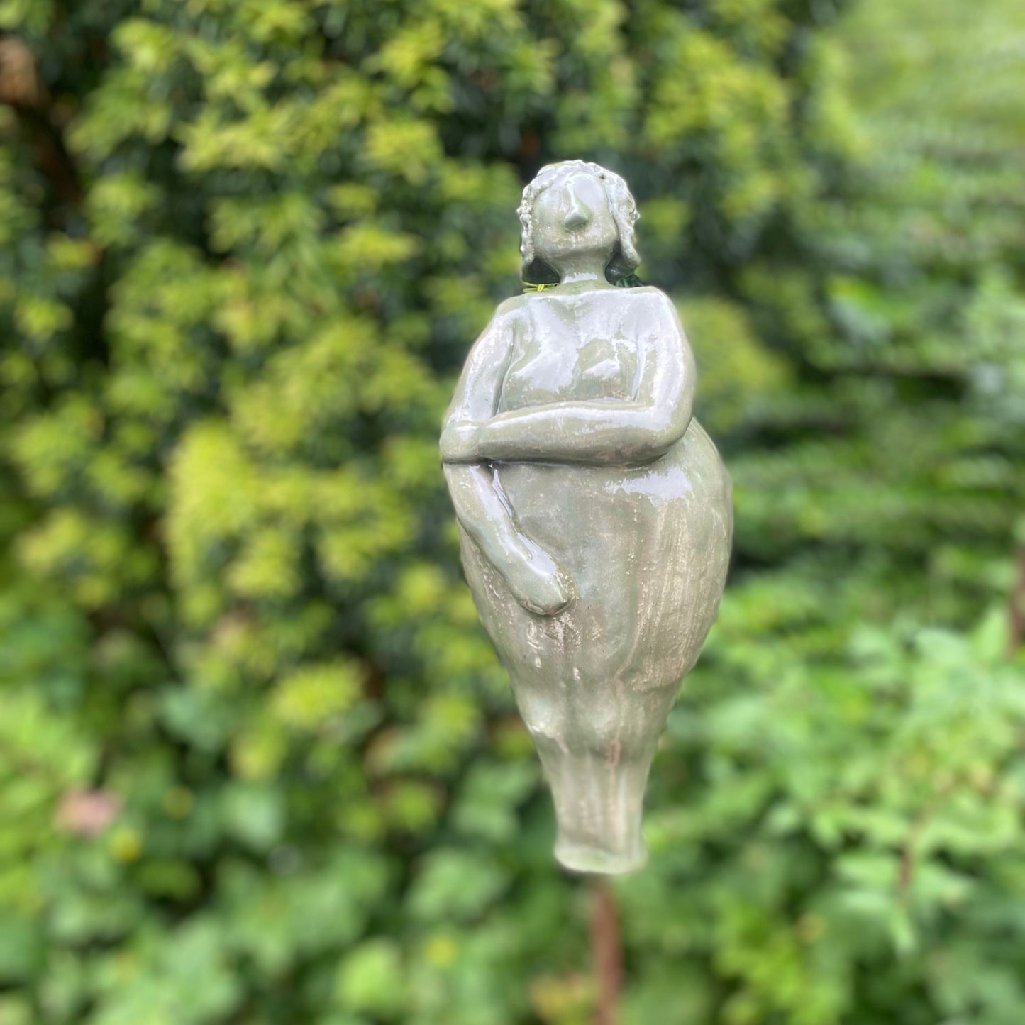 Keramikfigur, Gartenfigur, apfelgrün und glänzend glasiert. Serie "Lustige Weiber"