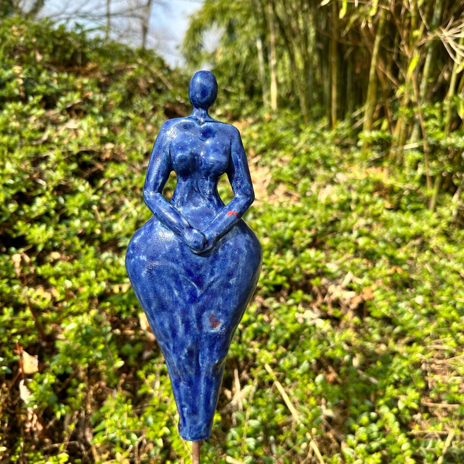 Blau glänzende Keramikfigur, Lustige Weiber, Gartendekoration