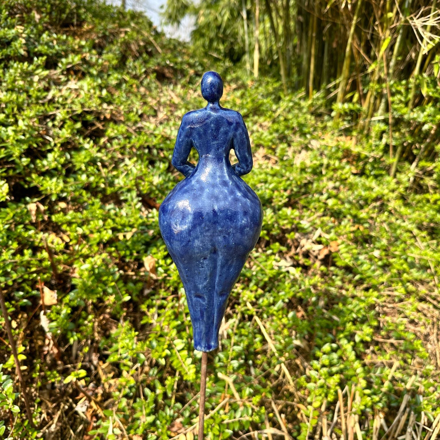 Blau glänzende Keramikfigur, Lustige Weiber, Gartendekoration