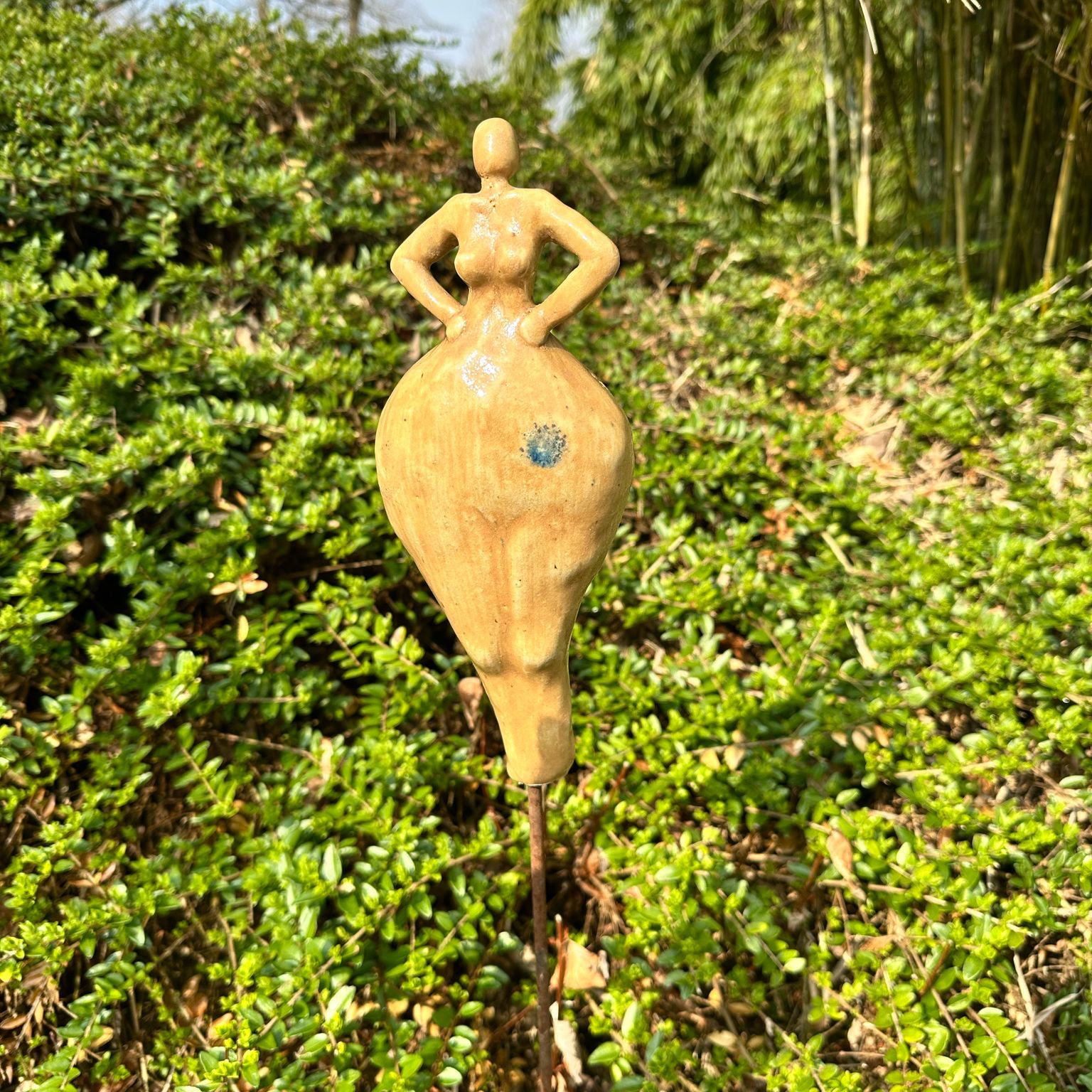 Gelb glänzende Keramikfigur, Lustige Weiber, Gartendekoration