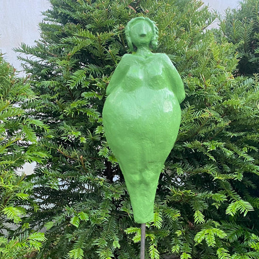 Keramikfigur, Gartenfigur, apfelgrüne Glasur. Serie "Lustige Weiber"
