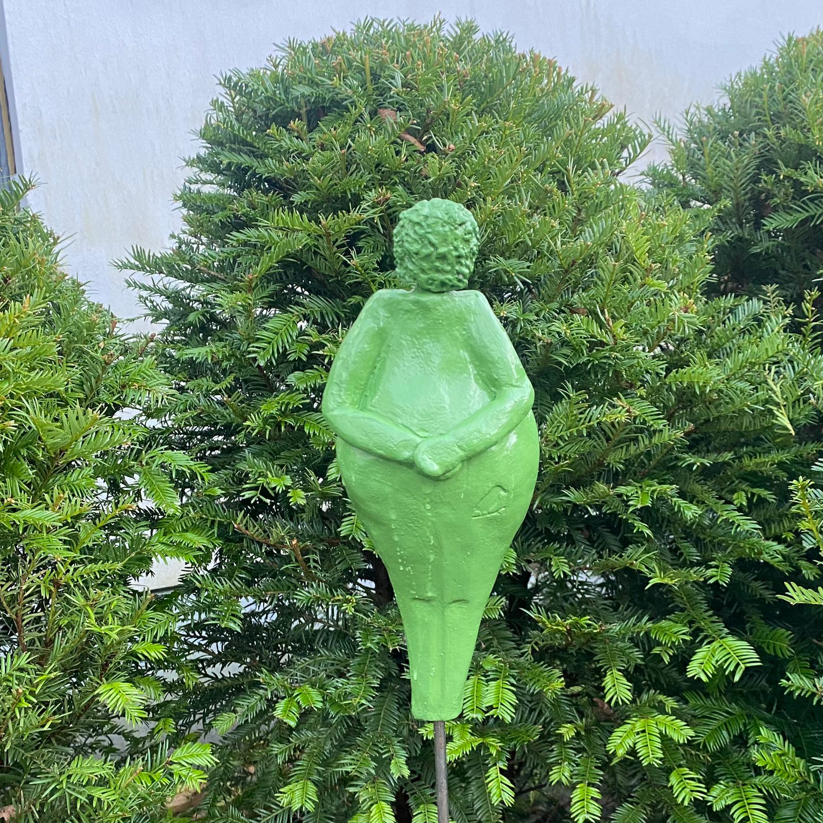 Keramikfigur, Gartenfigur, apfelgrüne Glasur. Serie "Lustige Weiber", Rückenansicht
