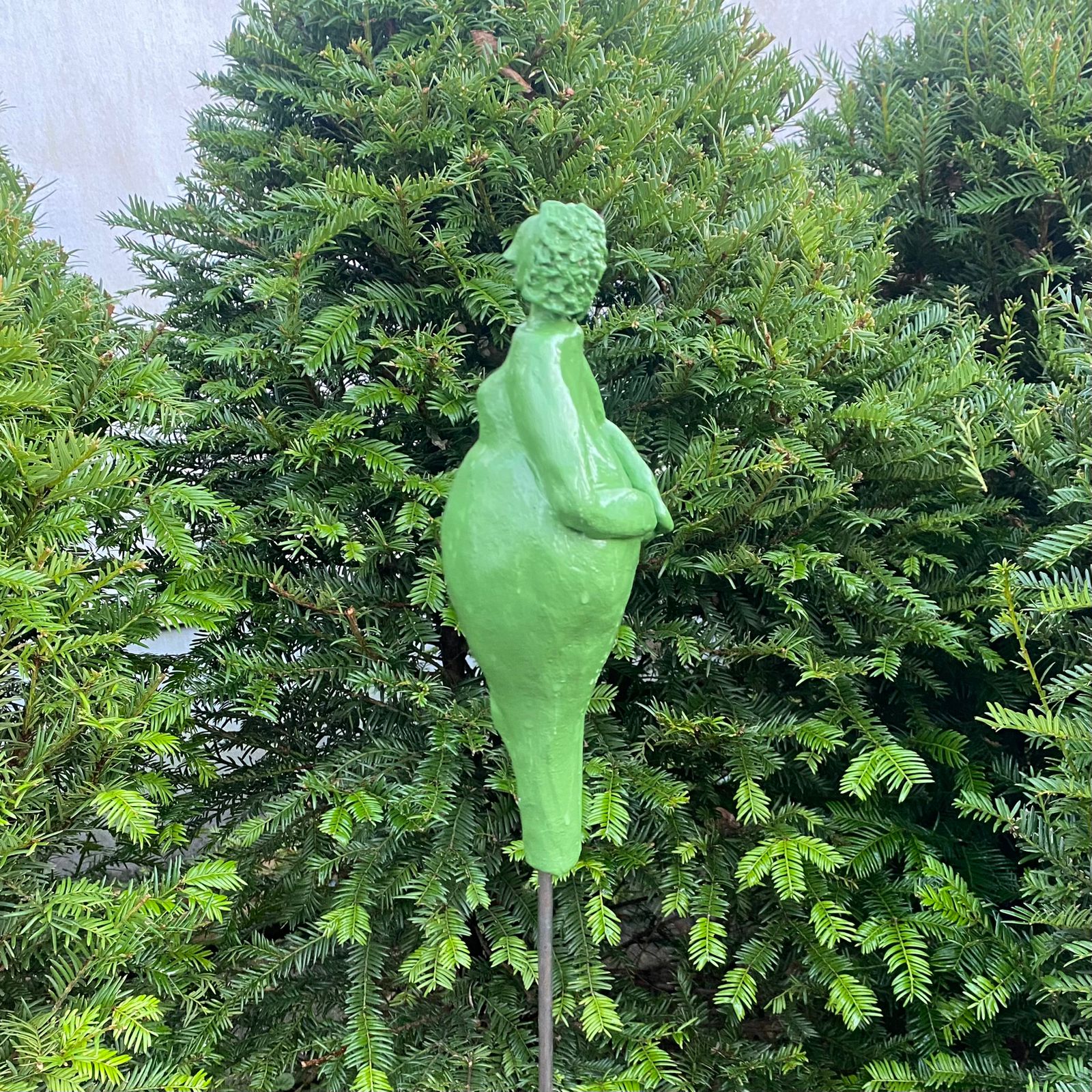 Keramikfigur, Gartenfigur, apfelgrüne Glasur. Serie "Lustige Weiber", Seitenansicht