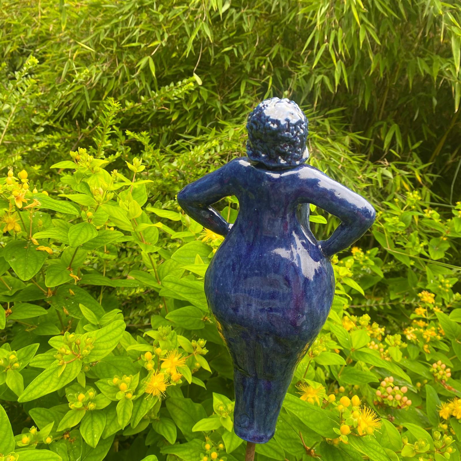 Keramikfigur, Gartenfigur, mittelblau und glänzend glasiert. Serie "Lustige Weiber", Rückseite