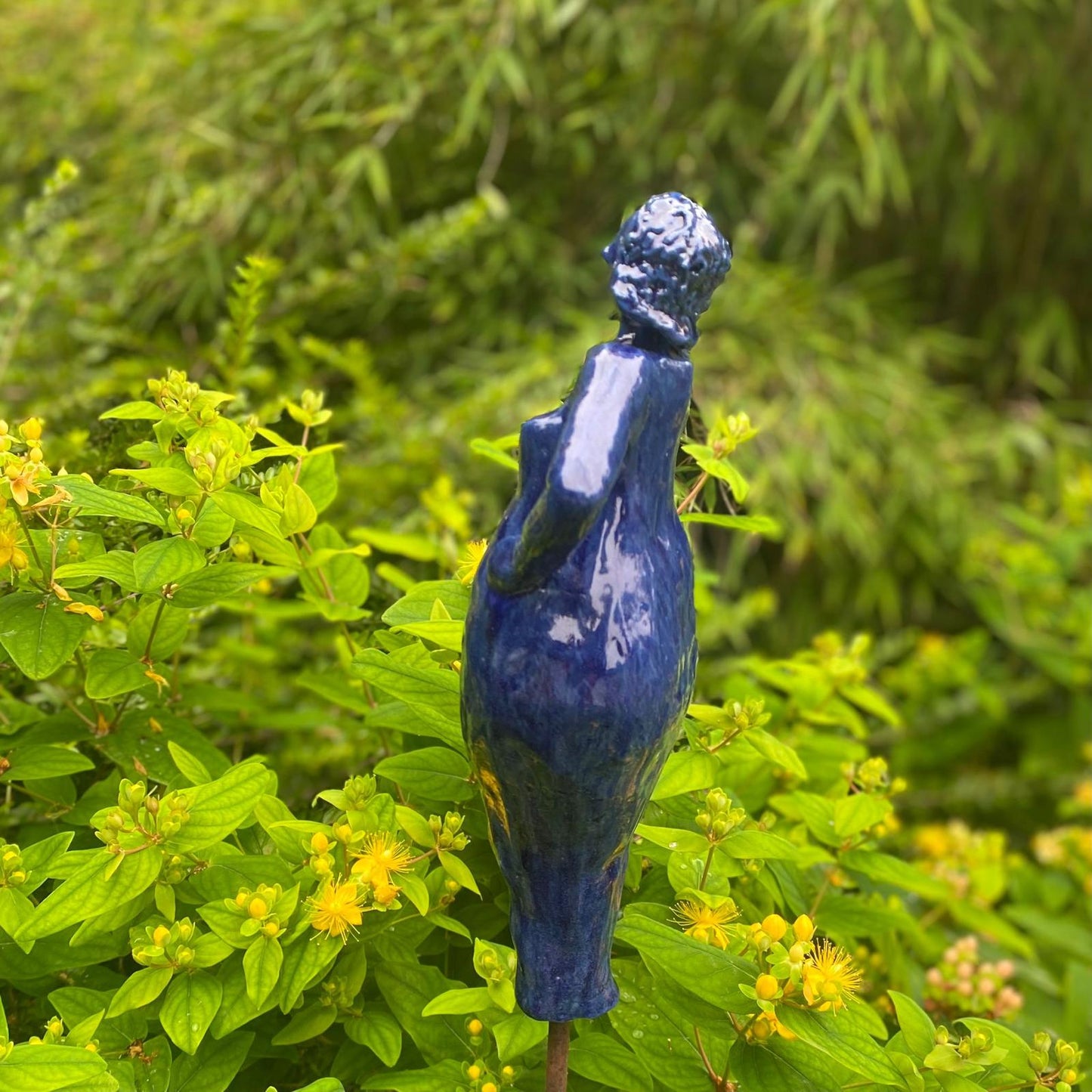 Keramikfigur, Gartenfigur, mittelblau und glänzend glasiert. Serie "Lustige Weiber", Seitenansicht