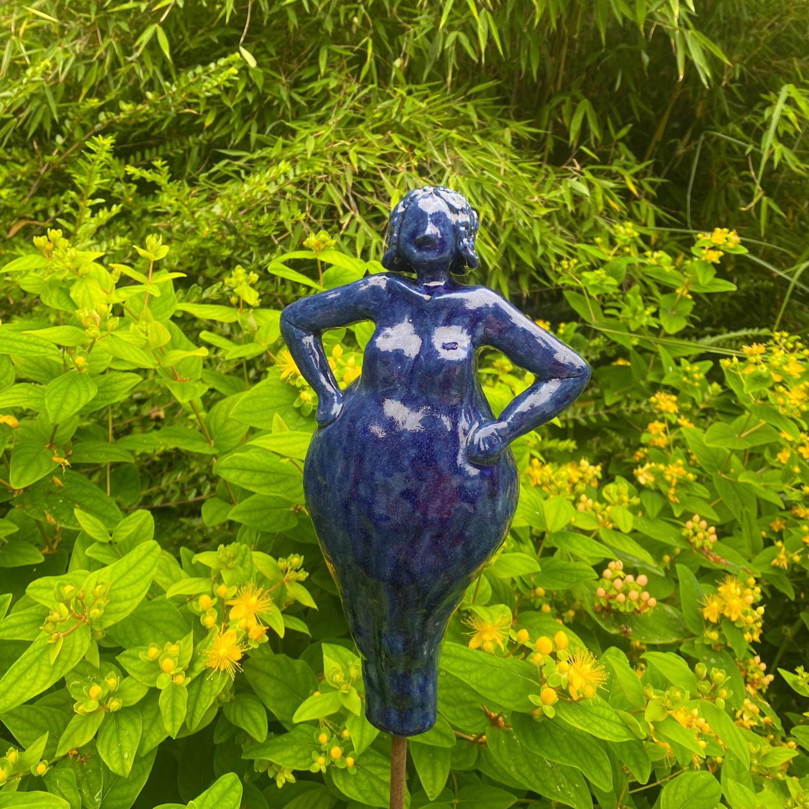 Keramikfigur, Gartenfigur, mittelblau und glänzend glasiert. Serie "Lustige Weiber"