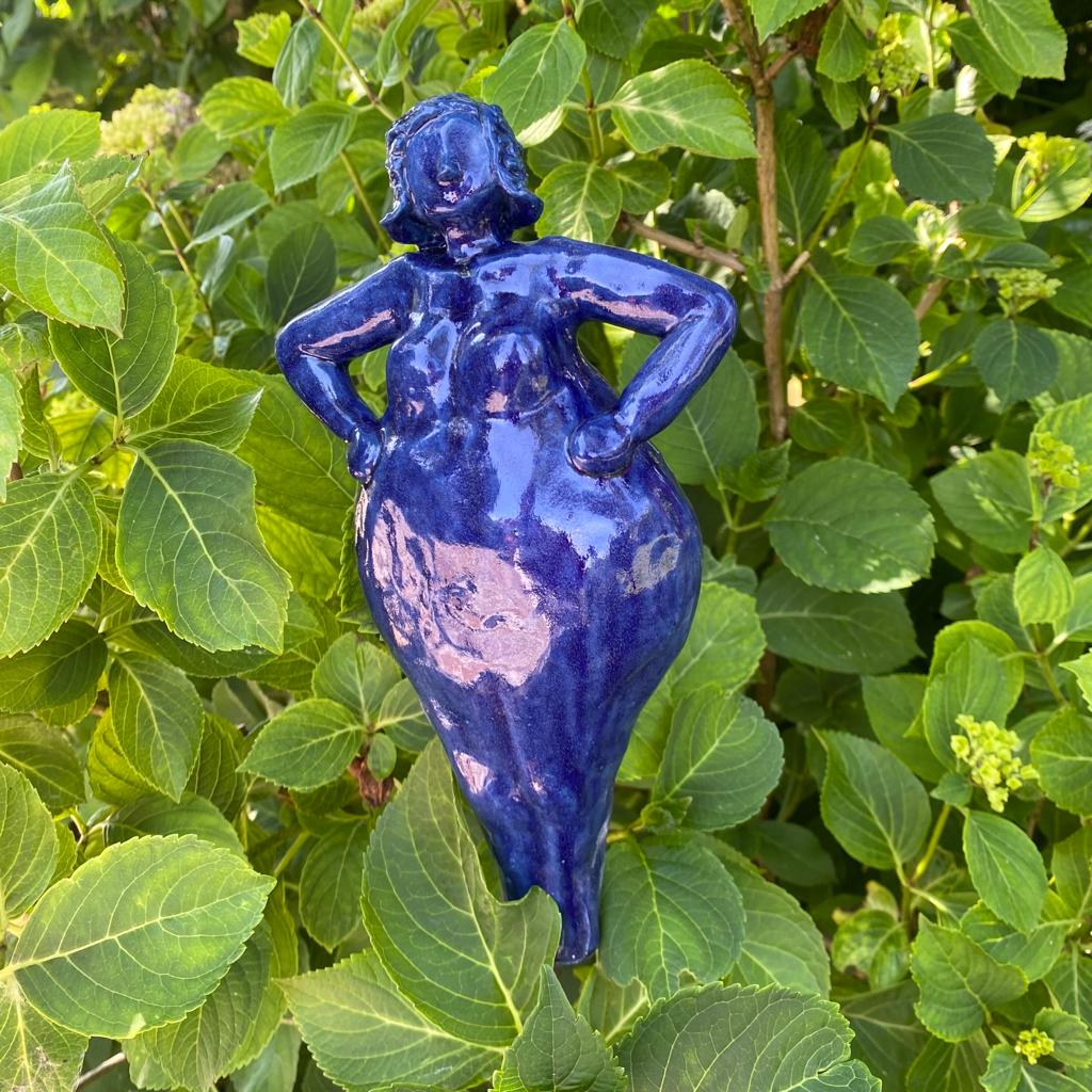 Keramikfigur, Gartenfigur, mittelblau und glänzend glasiert. Serie "Lustige Weiber"